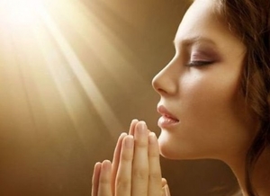 Женщина молится богу